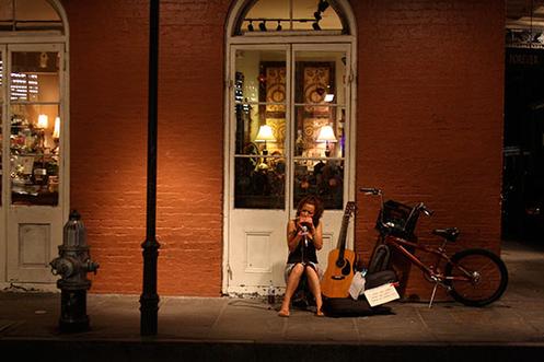 STREET MUSICIAN OUT LATE IN THE FRENCH QUARTER OF NEW ORLEANS, LOUISIANA.
